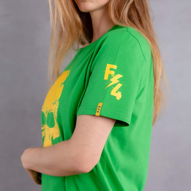 Image de profil d'une femme portant un T-Shirt vert au logo jaune de la collection Cabal Skull