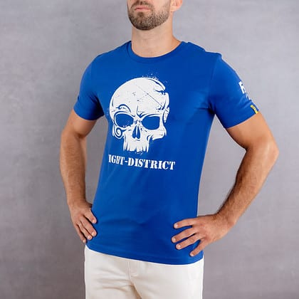 Image de face d'un homme portant un T-Shirt bleu roi au logo blanc de la collection Cabal Skull