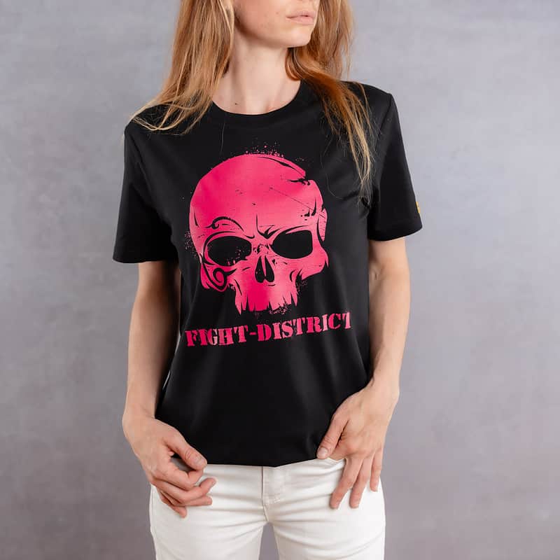 Image de face d'une femme portant un T-Shirt noir au logo framboise de la collection Cabal Skull