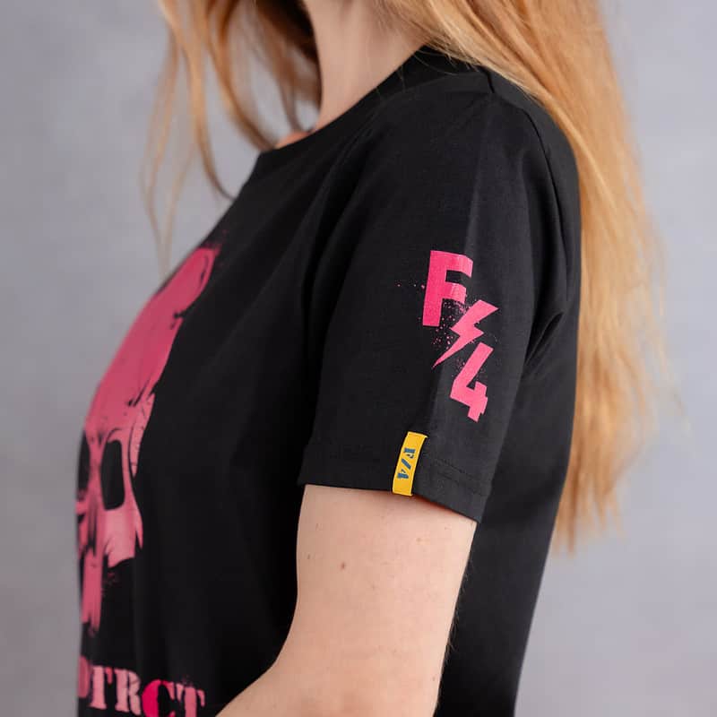 Image de profil d'une femme portant un T-Shirt noir au logo framboise de la collection Cabal Skull